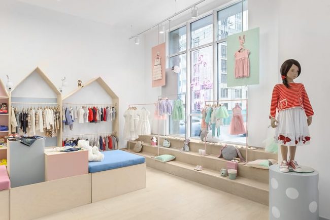 Thiết kế cửa hàng thời trang trẻ em chú ý đến màu sắc