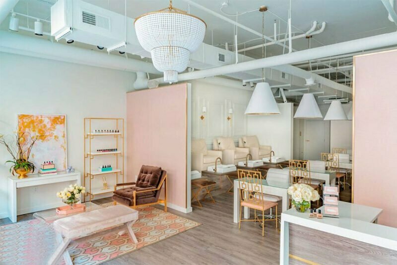 Thiết kế phòng spa được trang trí bằng những tông màu pastel nhẹ nhàng, kết hợp với đèn trang trí và cây xanh, mang lại cảm giác thanh lịch và tinh tế.